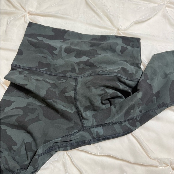 Lululemon camo green 25” high rise leggings size 4 - Picture 6 of 8